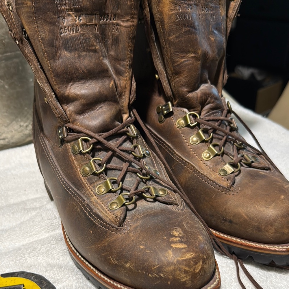 Chippewa men work boots